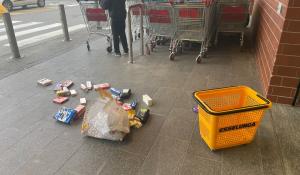 Tenta di scippare la spesa in via Emilia Est, non riesce, scappa