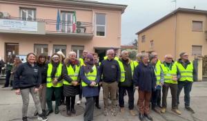  Il presidente di Intercral Mauro Pinardi, assieme ai volontari davanti alla Casa di quartiere Pablo. 