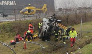 Al 107 sud A1 altezza svincolo A15, 2 auto 1 persona incastrata non si muove