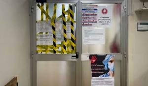 Ospedale Maggiore, paura i Guardia medica: pretende un farmaco, ma non glielo prescrivono. Si scaglia contro una porta a vetri e la manda in frantumi: denunciato