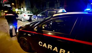 I carabinieri rintracciano una donna scomparsa in via Marmolada e trovano un ricercato nascosto nell'auto