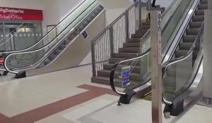Sono tornate in funzione le scale mobili in stazione - Video