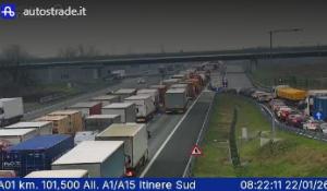 Incidente in A1 tra Fidenza e Parma: 9 chilometri di coda, traffico in uscita a Fidenza. Incidente anche sulla via Emilia fra la citt&agrave; e San Prospero