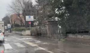 Via Traversetolo: si rompe un tubo, allagamento in strada. Intervengono i vigili del fuoco