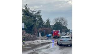 Via Traversetolo: si rompe un tubo, allagamento in strada. Intervengono i vigili del fuoco