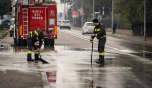Via Traversetolo: si rompe un tubo, allagamento in strada. Intervengono i vigili del fuoco