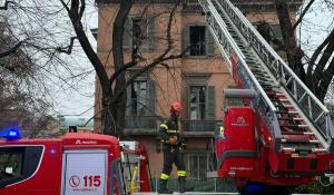 Via Emilia Est, incendio in un appartamento: vigili del fuoco in azione