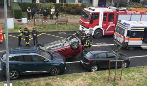 Via Picasso, auto si ribalta in mezzo alla strada - Foto