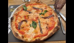 Pizzeria Tramonti: a metro o tirata la pizza classica e sapori campani