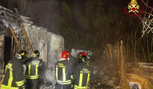 Incendio nella notte, diverse squadre dei vigili del fuoco in via Po