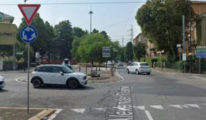 Incidente nella rotatoria, code tra via Volturno e via Fleming
