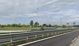 Nella notte, auto contro un muro in tangenziale ovest: un ferito