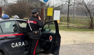 Tenta di rapinare un giovane al parco ma deve fuggire a mani vuote: denunciato un 20enne straniero