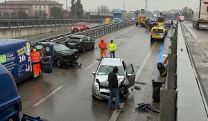 Tangenziale, incidente nel sottopasso all'altezza di via Emilia Ovest. A1, code in uscita a Parma