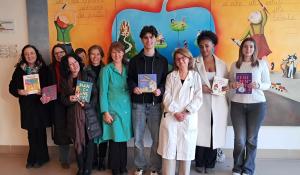 Il cuore grande dei giovani: gli studenti della Scuola per l&rsquo;Europa donano libri ai piccoli pazienti dell&rsquo;Ospedale dei Bambini