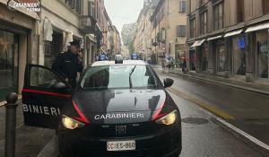 Sorpreso a spacciare hashish in un bar del centro: pusher arrestato e allontanato dalla zona rossa