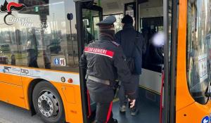 Blocca l'autobus e aggredisce i controllori per evitare la multa: denunciato 36enne