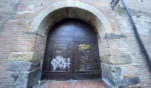 Imbrattato il portone del Vescovado
