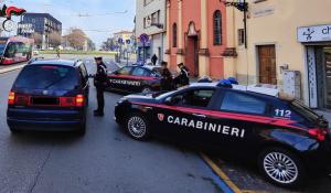 Parma: controlli straordinari del territorio, denunce e sanzioni - armi da taglio e stupefacenti sequestrati, patenti ritirate. Disposti nuovi allontanamenti dalle zone rosse