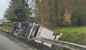 Via Colorno, camion si ribalta e finisce nel canale