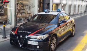 "Ti ammazzo" e le brucia i capelli. Carabinieri salvano una 47enne dalla furia del compagno