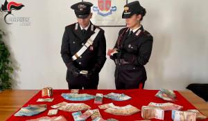 Lo spaccio in strada conduce a un tesoretto di 90.000 nascosto in un market etnico. Arrestato 29enne straniero. Nei guai anche il commerciante: sequestarti 200 kg di alimenti con sanzioni per 5.500 eu