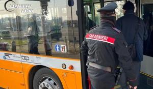 Caos in via Emilia Ovest, giovane senza biglietto blocca il bus e chiama il 112 per farsi "liberare": denunciato