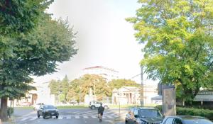 Cade dalla bici in via Spezia e finisce all'ospedale