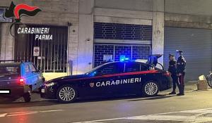 Lancia i cassonetti in strada e sferra pugni alle auto in sosta: arrestato 48enne in zona stazione