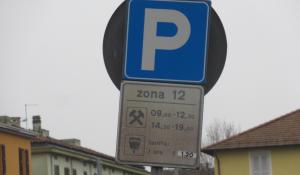 Segnale stradale non aggiornato dietro la stazione di Parma: rischio multa dalle 12.30 alle 14.30?