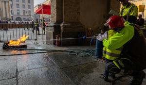 &laquo;L&igrave; dove serve&raquo;: Parma festeggia i vigili del fuoco tra tricolore, esercitazioni e attivit&agrave; per i pi&ugrave; piccoli - Foto