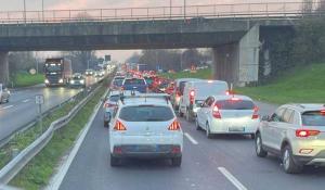 Camion fermo in tangenziale: coda di 2 chilometri tra via Europa e via San Leonardo (direzione Piacenza)