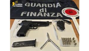 Sequestrati pistola, munizioni e coltelli. Denunciato un responsabile.