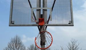 Via Oradour, canestri distrutti e fontanella ancora fuori uso dopo quattro mesi