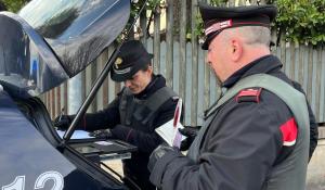 Fermati nella notte su un'auto rubata con una carta bancomat trafugata: denunciati un 31enne di Parma e un 39enne di Correggio