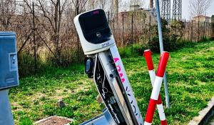 Colonnina di ricarica di veicoli elettrici in via San Leonardo vandalizzata