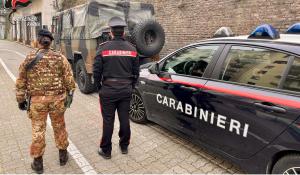 Crea disordini in zona stazione e aggredisce i militari e Carabinieri intervenuti