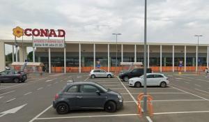 Paura davanti al supermercato: lite e botte tra due persone. Intervengono ambulanza e carabinieri