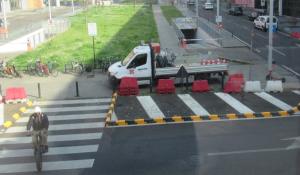 Stazione, dissuasori gialli e neri per agevolare il transito degli autobus (e per evitare la sosta &laquo;selvaggia&raquo;)