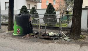 Incendio in via Martiri di Cassio: cassonetto e campana del vetro in fiamme