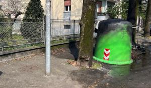 Incendio in via Martiri di Cassio: cassonetto e campana del vetro in fiamme