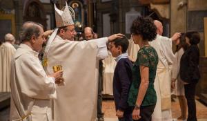 Cinquecentocinquanta cresimandi incontrano il vescovo Solmi