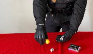 All'alt dei carabinieri tenta di scappare in bici lanciando la droga tra le auto in sosta