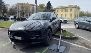 Auto abbatte un cartello e finisce sopra l'aiuola di fronte al Petitot