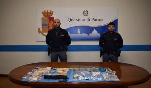 In un sacco della spazzatura nascondeva un "market" della droga: arrestato 65enne, sequestrati 137 grammi di varie sostanze stupefaccenti
