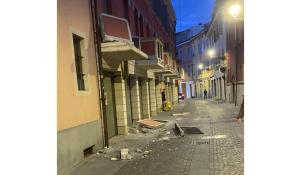 Camioncino distrugge un balcone