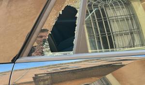 Brutta sorpresa in centro: finestrino rotto, ladri rovistano nell'auto parcheggiata vicino al tribunale