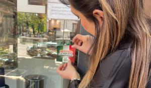 &ldquo;Islamizzazione del commercio cittadino&rdquo;, Futuro Nazionale lancia la campagna (e l'adesivo) "Negozio Italiano"