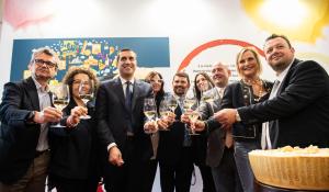 L'Emilia-Romagna porta a Vinitaly 90 espositori: aperto lo stand con Massimo Bottura, Carlo Cracco e Simona Ventura Foto