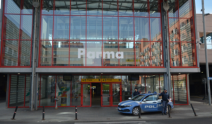 Notte di paura vicino alla stazione, due turisti svedesi aggrediti: tentata rapina sventata, due arresti